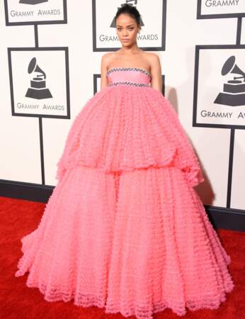 Rihanna sublime dans son imposante robe bustier rose