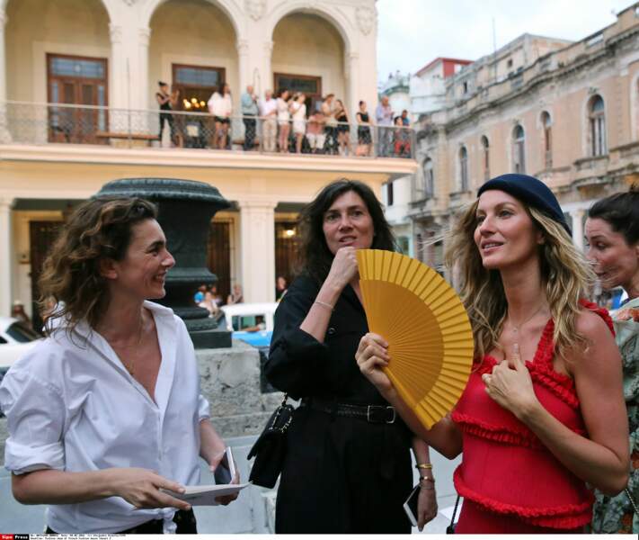 Défilé Chanel à Cuba : Mademoiselle Agnès, Emmanuelle Alt (rédactrice en chef de Vogue France) et Gisele Bündchen