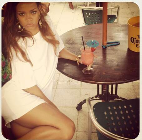 Rihanna boit des coktails