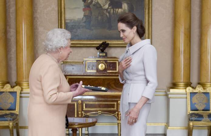 Angelina Jolie faite dame commandeur de l'ordre de Saint-Michel et Saint-Georges en octobre 2014