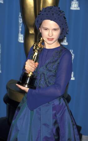 Anna Paquin et son Oscar obtenu pour son rôle dans La leçon de Piano