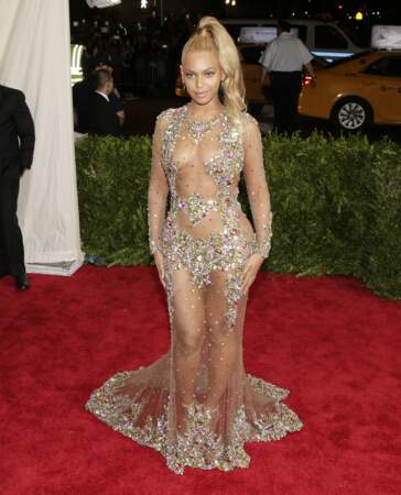 On vous propose un 360° histoire de ne rien louper de la tenue de Beyoncé
