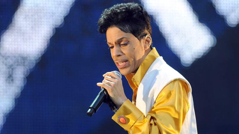 21 avril 2016 : Âgé de 57 ans, Prince meurt d'une overdose d'opioïde, dérivé de l'opium