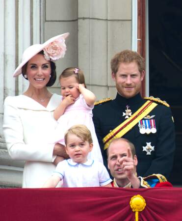 90 ans d'Elizabeth II : de George ou Harry, on ne sait pas lequel des deux a le plus l'air prêt à faire une bêtise