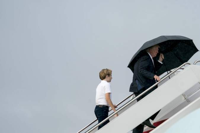 Donald Trump protège sa coiffure au dépend de Melania et son fils Baron