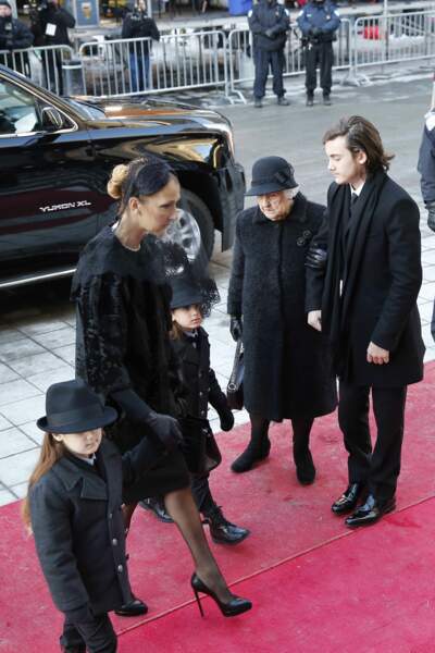 Céline Dion passe devant sa mère et son aîné René-Charles