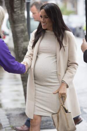 Meghan Markle dévoile son baby bump à Londres
