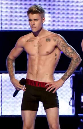 Ces stars masculines qui affichent des abdos en béton : Justin Bieber (23 ans)