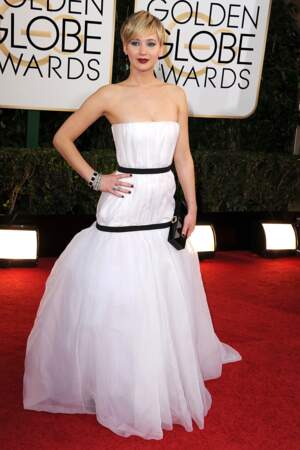 Jennifer Lawrence a piqué les haillons de la petite sirène (vous savez, sa robe faite par le pélican)