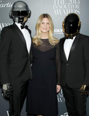 Kristina O'Neill est entourée des deux autres vedettes de la soirée, les Daft Punk