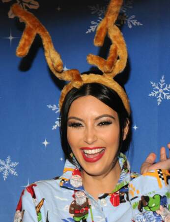 Kim Kardashian : un pyjama pilou et des cornes de reines et waouh, c’est la christmas party.