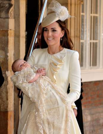 Une fois la cérémonie terminée, Kate repart avec son bébé