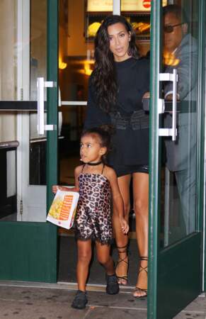 Ce jour là, Kim Kardashian avait choisi de mettre un mini-déshabillé léopard à sa fille...