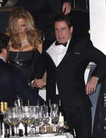 ... John Travolta et sa femme Kelly Preston qui manquent de se prendre une gamelle sur un bateau
