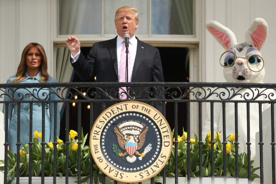 Melania et Donald Trump accompagnés du drôle de lapin de Pâques