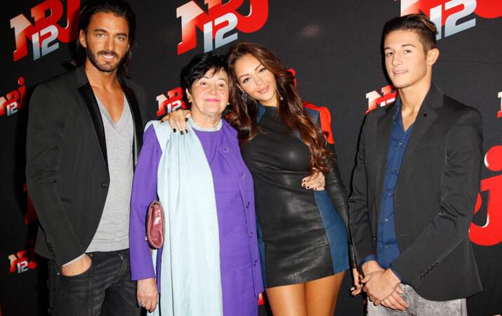 Nabilla, entourée de sa famille : Thomas, Livia et Tarek