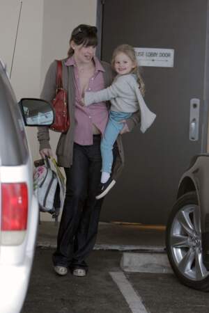 Violet dans les bras de sa mère, Jennifer Garner