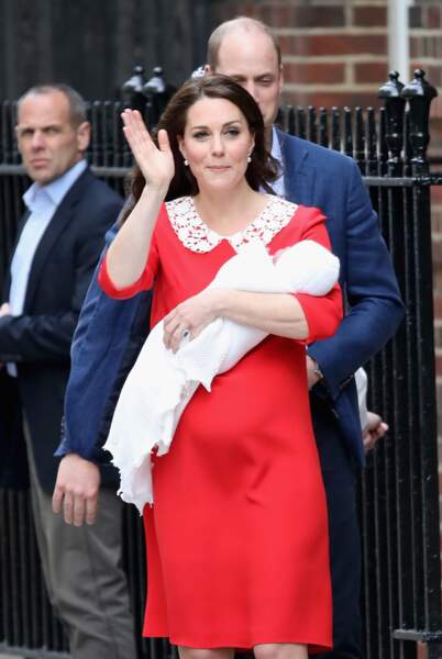 Kate Middleton sublime dans sa petite robe rouge à la sortie de la maternité.