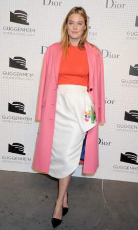 Camille Rowe inaugure un color bloc très réussi avec cette jupe crayon, son trench et son top flashy