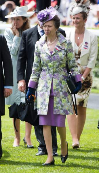 Royal Ascot : la princesse Anne était habillée en bouquet de violettes. Mouais...