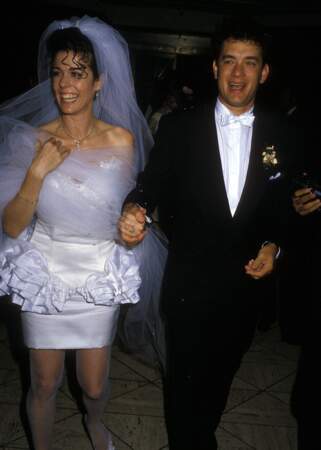 Robes de mariée de stars : Tom Hanks et sa femme Rita Wilson en 1988. Kitsch à souhait !