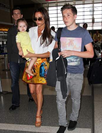 Victoria Beckham et ses quatre enfants à l'aéroport de Los Angeles
