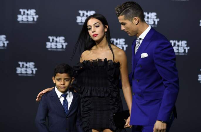 Prix FIFA : Cristiano Ronaldo officialise avec Georgina, sa sexy chérie