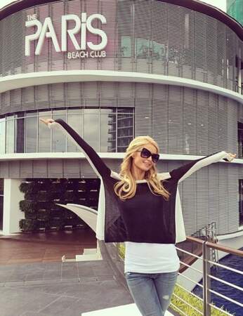 Paris Hilton devant son glorieux "Paris Beach Club"