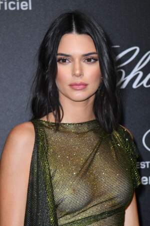 Kendall Jenner en montre trop chez Chopard à Cannes