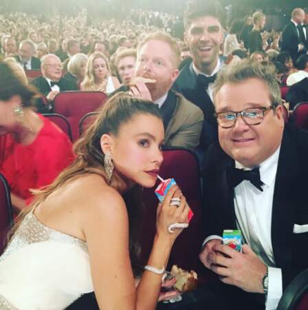 Emmy Awards 2016: Sofia Vergara en train de siroter du jus dans une brique d'écolier