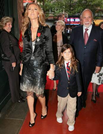 En 2008, elle est à Paris avec son mari et son fils pour découvrir la statue du couple au musée Grévin