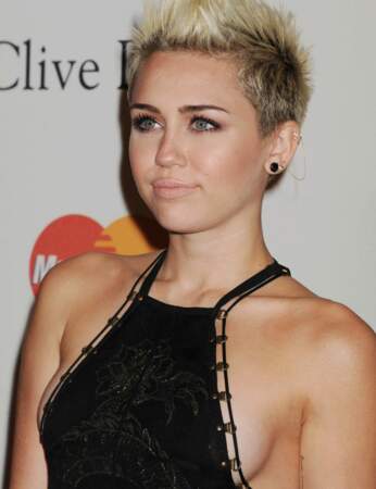 Miley Cyrus, définitivement allergique au soutien-gorge