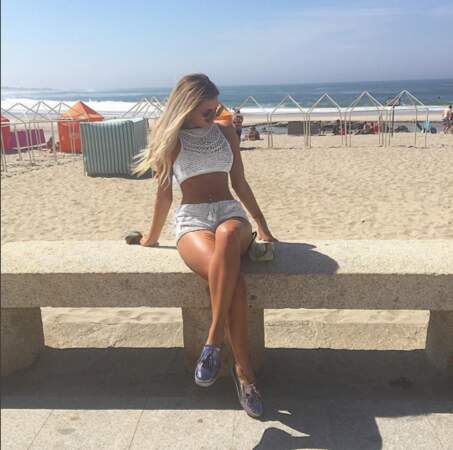 Mélanie Da Cruz pose à la plage