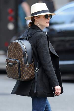 Julianne Moore, ultra élégante avec son fedora et son sac à dos Vuitton