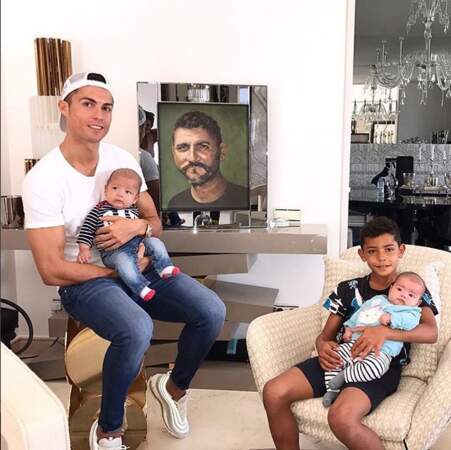 Rétro 2017 - les naissances : Cristiano Ronaldo (par mère porteuse) : des jumeaux, Mateo et Eva