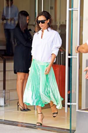 Do : Victoria Beckham et sa jupe plissée fluo 