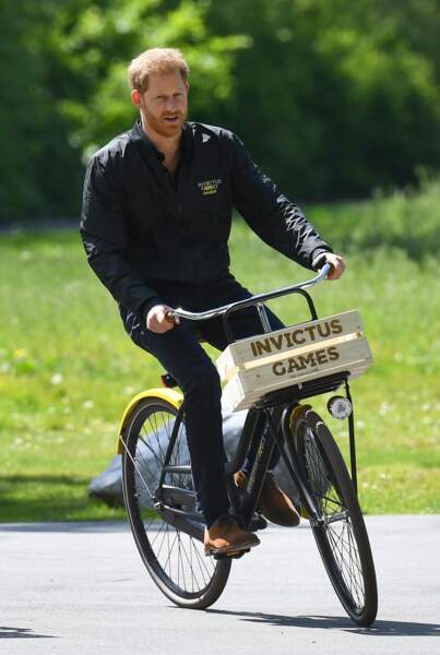 Le prince Harry s'est offert une petite balade à vélo au cours de cette visite officielle