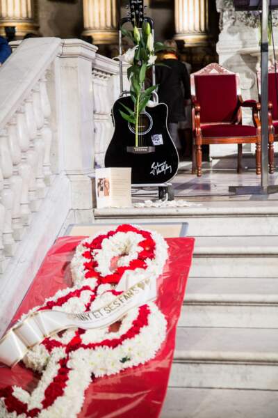 Parterre florale en forme de clé de sol dans l'église de la Madeleine