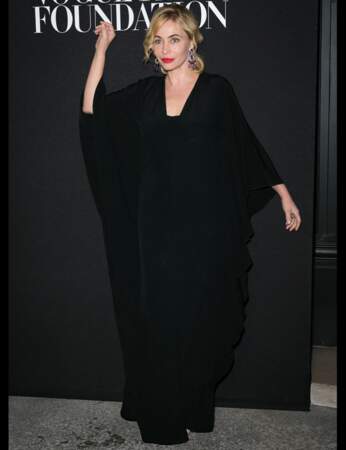 Emmanuelle Béart très théâtrale dans sa robe noire