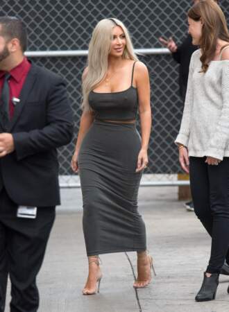 Kim Kardashian : sans soutien-gorge (et frigorifiée) dans un top moulant qui ne cache rien