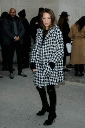 Défilé Chanel Haute Couture : Laura Smet charmante en manteau pied-de-poule
