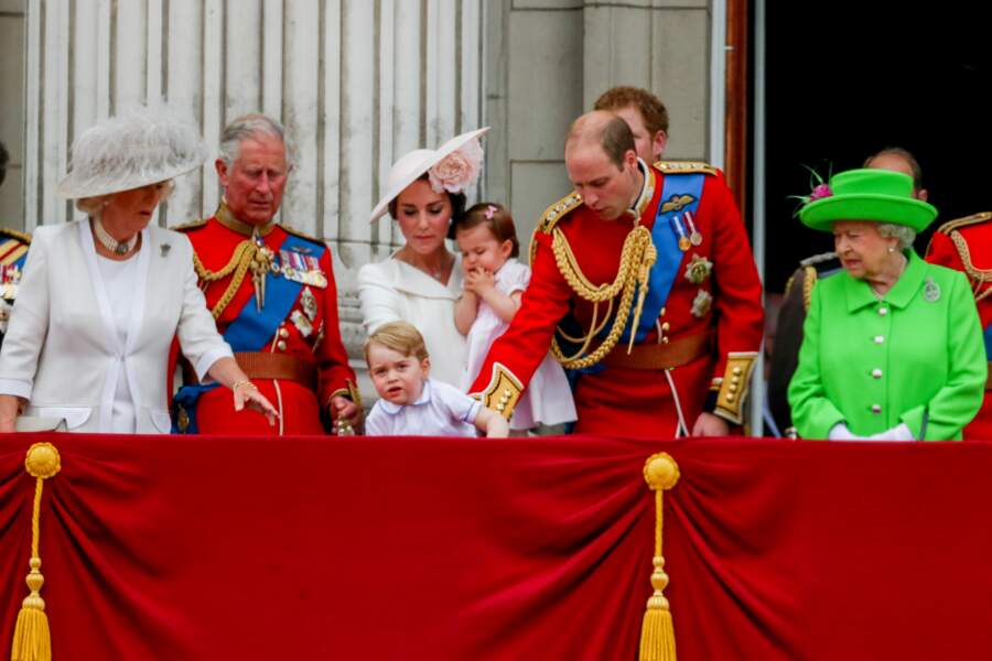 90 ans d'Elizabeth II : alors George tente de se faire la malle en passant par dessus LE BALCON ! 
