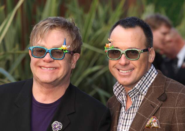 Elton John et son mari David Furnish avec des lunettes à paillettes identiques <3