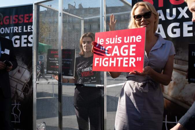 Pamela Anderson manifeste pour l'interdiction de l'élevage en cage des animaux, à Paris, le 10 octobre 2018