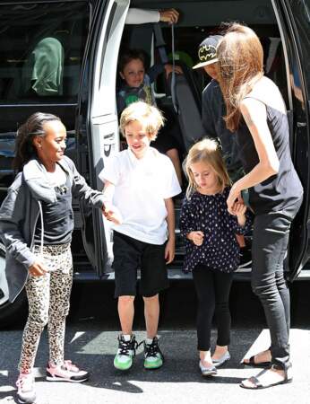 En descendant de leur van, les enfants d'Angelina Jolie semblent heureux