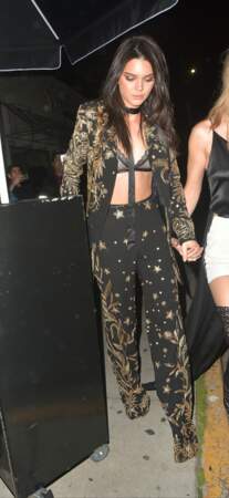 Anniversaire de Gigi Hadid: Kendall était vêtue d'un costume brodé, avec juste un soutien-gorge en dessous