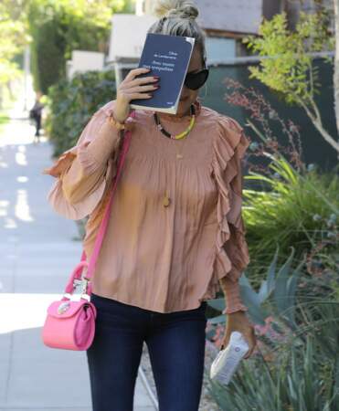 Laeticia Hallyday se promène sans soutien-gorge dans les rues de Los Angeles