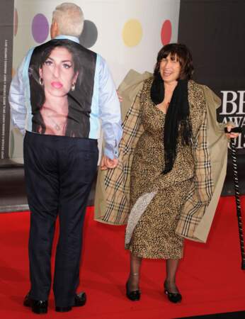 Mitch Winehouse de dos avec une veste en hommage à sa fille