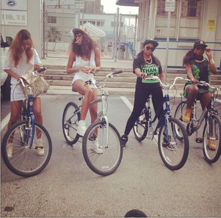Rihanna en vélo avec ses copines