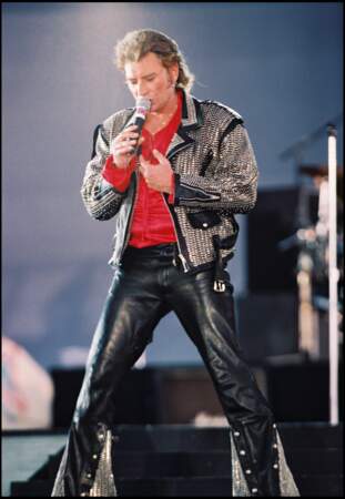 1993 : au Parc des Princes pour ses 50 ans, Johnny Hallyday mixe la chemise satin avec un cuir clouté
